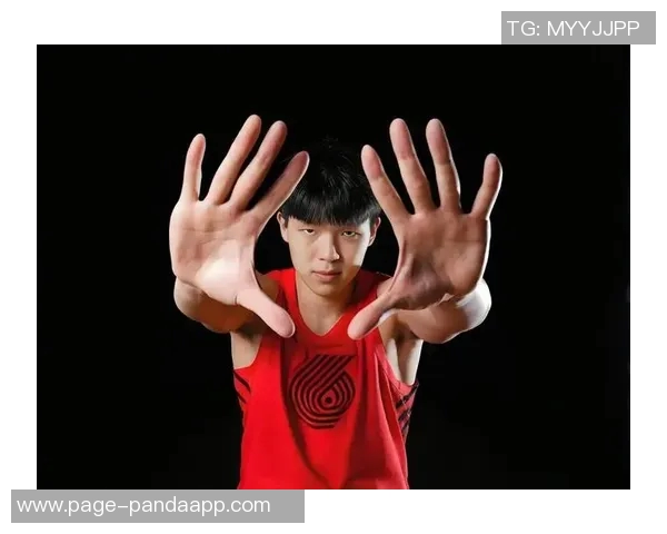 杨瀚森在场上展现更强对抗性与进攻存在感提升的全新表现